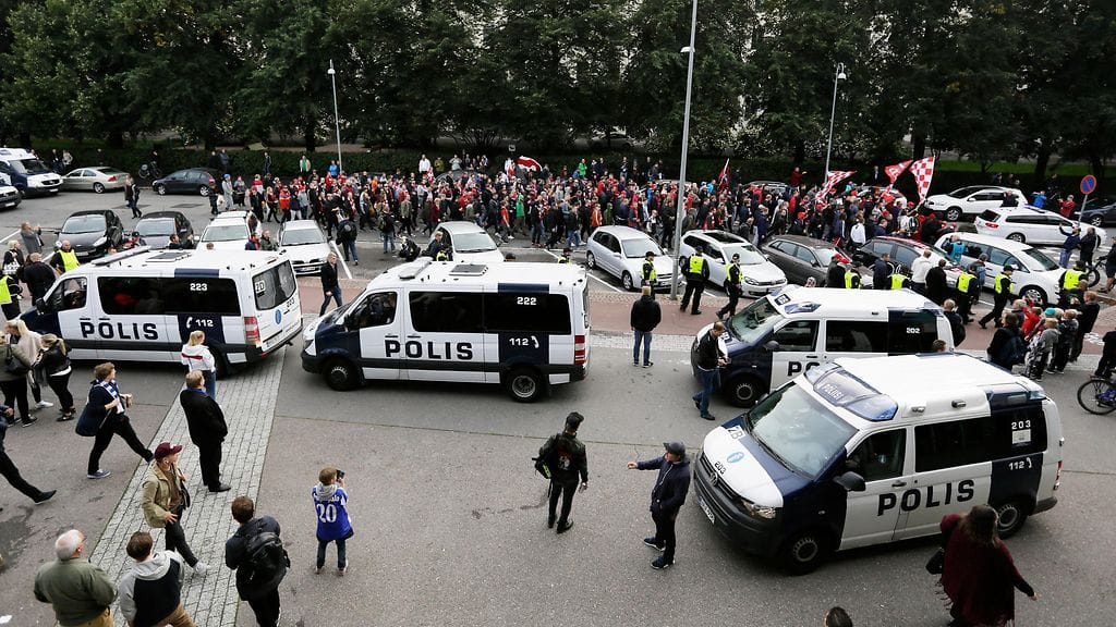 Arkistokuva viime vuoden derbystä. Poliisi valvoo Stadin derbya eli HJK:n ja HIFK:n välistä jalkapallo-ottelua huomenna Töölössä.