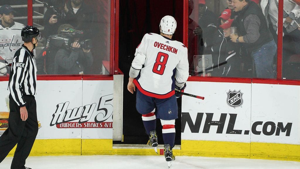 Aleksandr Ovetshkin asteli suihkun puolelle.