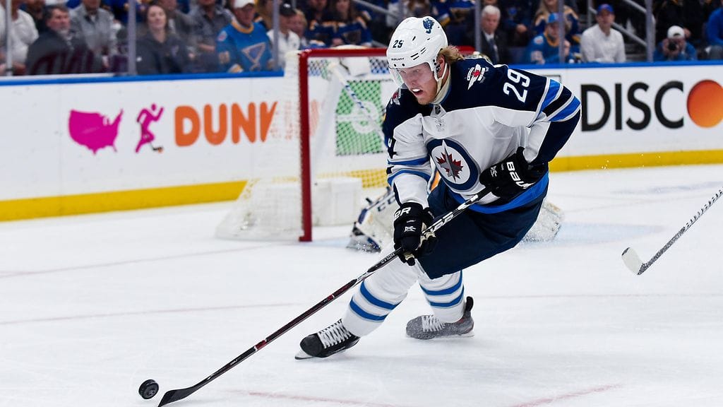 Patrik Laine haluaa unohtaa jääkiekon toviksi kokonaan.