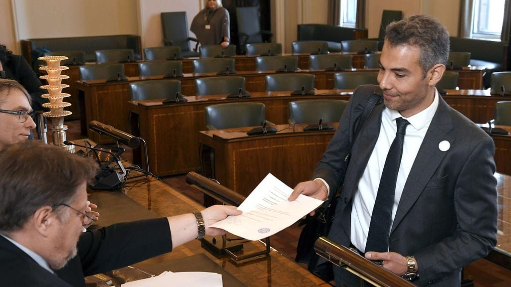 SDP:n Hussein Al-Taee uusien kansanedustajien valtakirjojen tarkastuksessa eduskunnassa tänään.