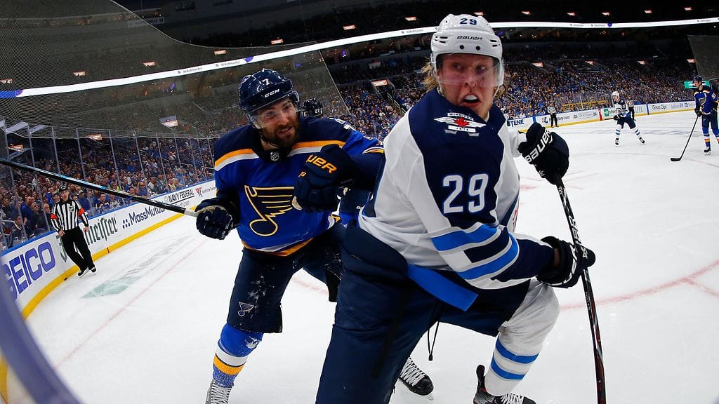 Patrik Laine sai Patrick Maroonilta kovuutta  NHL:n pudotuspelisarjassa.