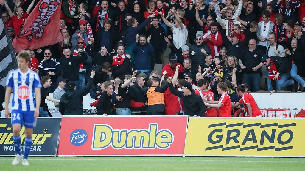 HIFK:n kannattajat rynnivät kentän tasolle juhlimaan 1-1-tasoitusmaalia brassipelaaja Tiquinhon osuttua toisella jaksolla.