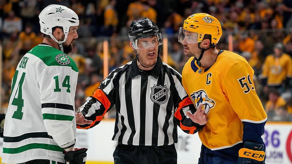 Jamie Benn (vas.) pääsi ojentamaan tuhmia puhunutta tuomari Wes McCauleya NHL-pudotuspeleissä.