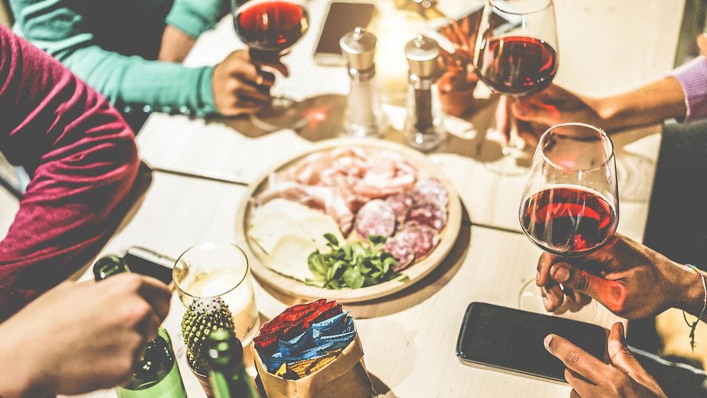 Hyvät käytöstavat ruokapöydässä kuuluisivat olla suurimmalle osalle ihmisistä itsestäänselvyys, mutta valitettavasti näin ei kuitenkaan aina ole.