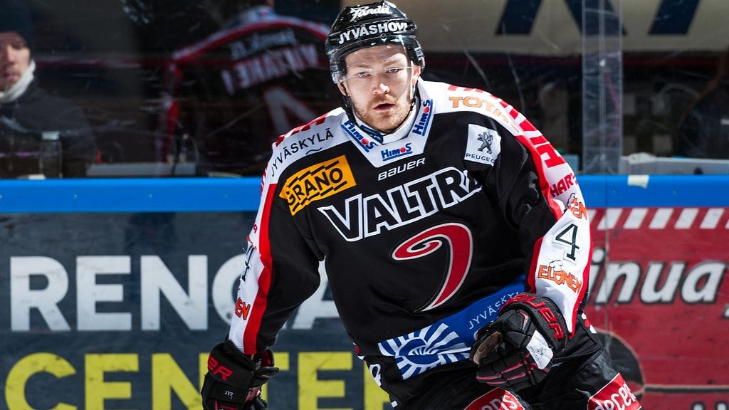 Mikko Viitanen JYP-paidassa huhtikuussa 2015.