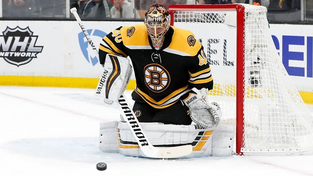 Tuukka Rask torjuntatöissä.