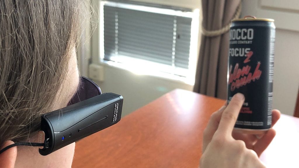 Älykamera ottaa kuvan esimerkiksi virvoitusjuomatölkin etiketistä ja toistaa tekstin puheena kaiuttimen kautta Ronja Ojan korvaan.