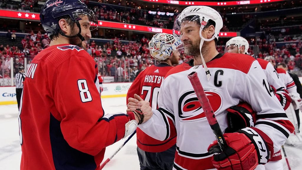 Justin Williams (oik.) kättelyssä Aleksandr Ovetshkinin kanssa sarjan päätteeksi.