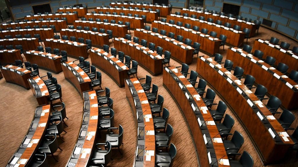 Eduskuntaryhmien on määrä keskustella tänään siitä, muutetaanko puolueiden istumajärjestystä suuressa istuntosalissa tällä kaudella.