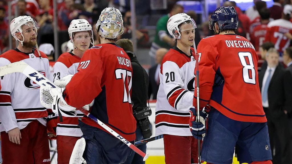 Sebastian Aho kätteli Aleksandr Ovetshkinin kanssa.