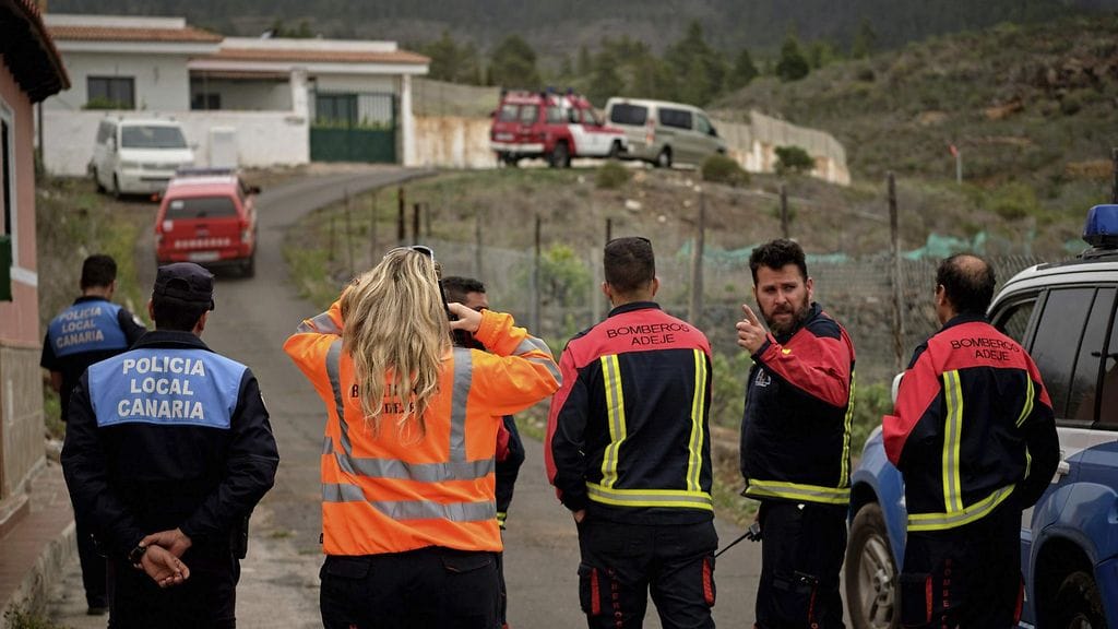 Pelastushenkilökunta seisoo luolalle johtavan tien varaalla Teneriffalla.