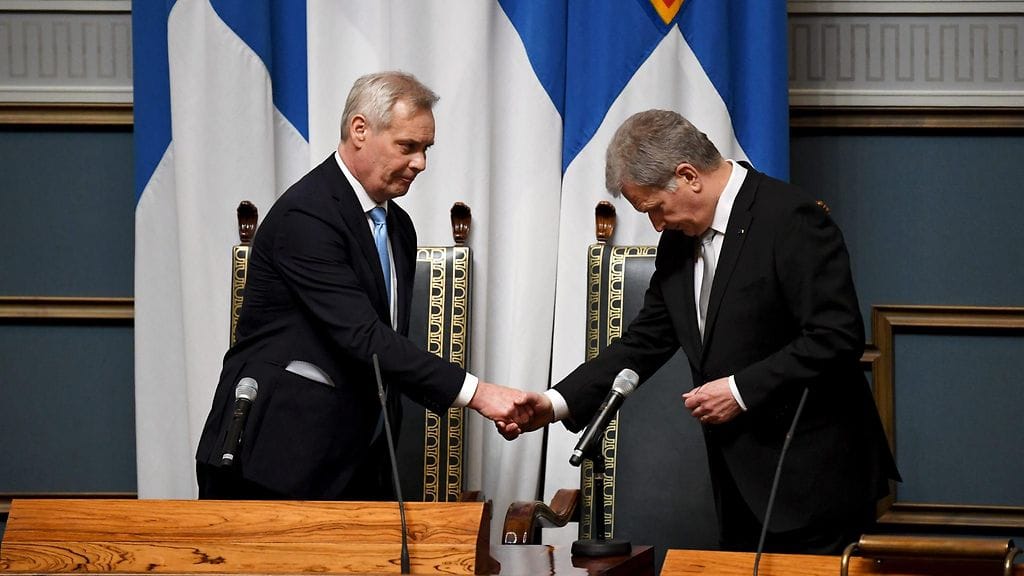 Puhemiehenä toimiva Antti Rinne ja presidentti Sauli Niinistö kättelevät valtiopäivien avajaisssa eduskunnan istuntosalissa.