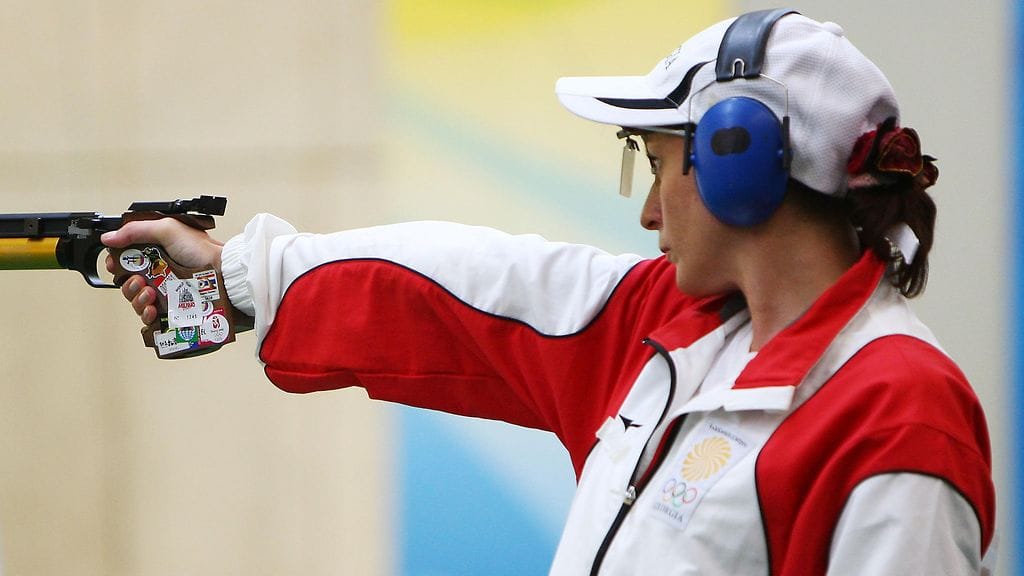Nino Salukvadze 10 metrin ilmapistoolikilpailussa Pekingin olympialaisissa 2008.