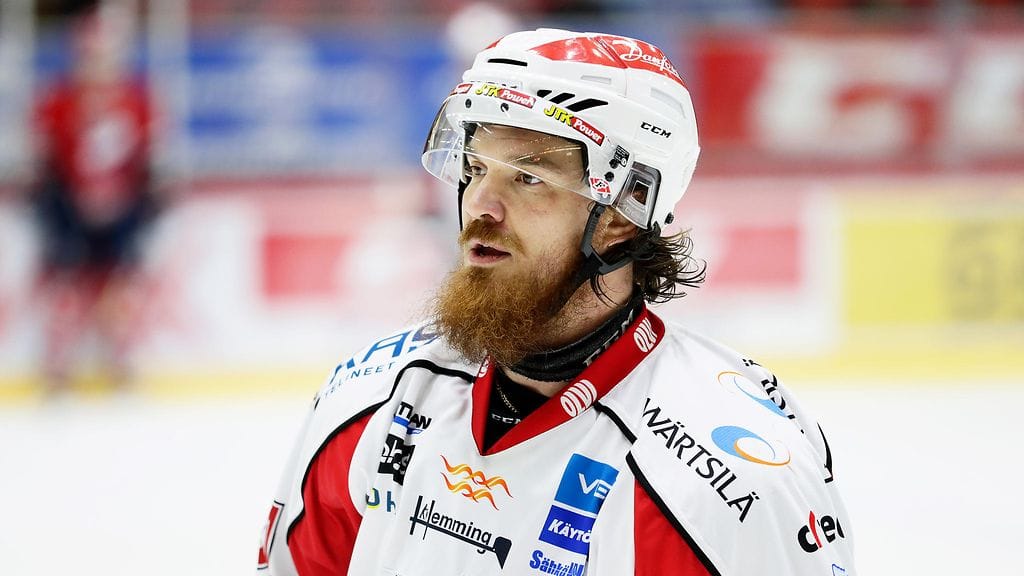 Tuomas Vänttinen ripustaa hokkarit naulaan.