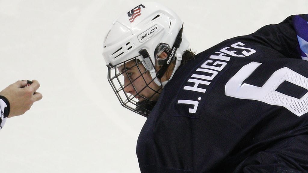 18-vuotias superlupaus Jack Hughes vei USA:n jo 2-0-johtoon Pikkuleijonia vastaan puolivälieräottelussa.