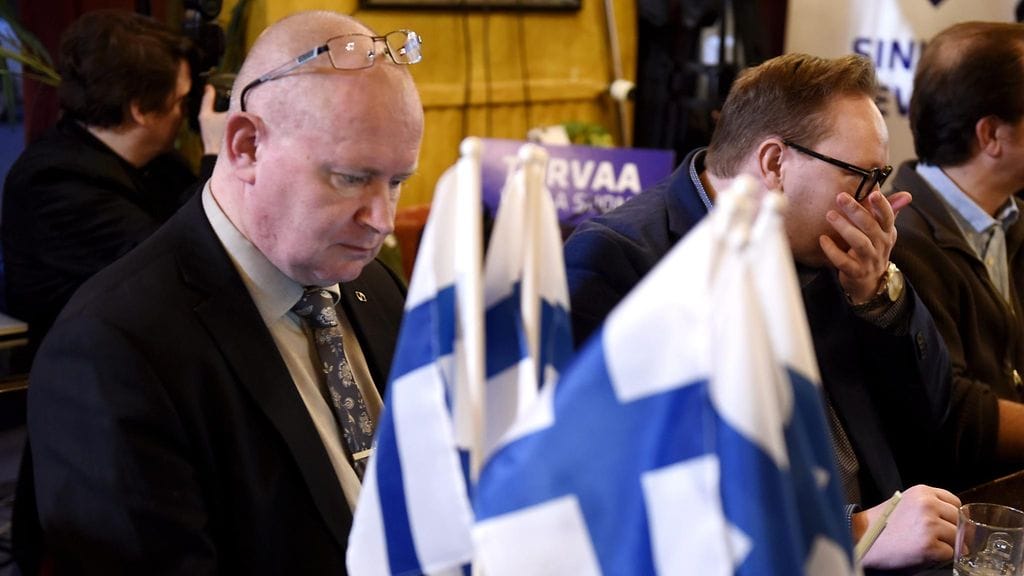 Tunnelma sinisten vaalivalvojaisissa lässähti, kun surkea tulos alkoi valjeta. Kuvassa etualalla työministeri Jari Lindström.