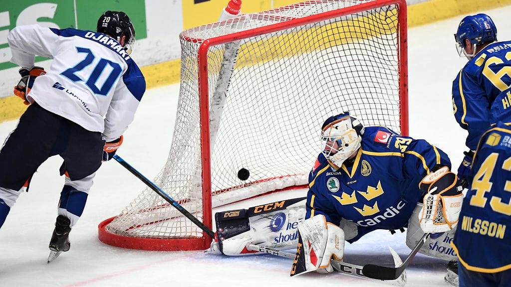 Niko Ojamäki (vasemmalla) on vastannut Leijonien ainoasta maalista torstain harjoitusottelussa Ruotsia vastaan.