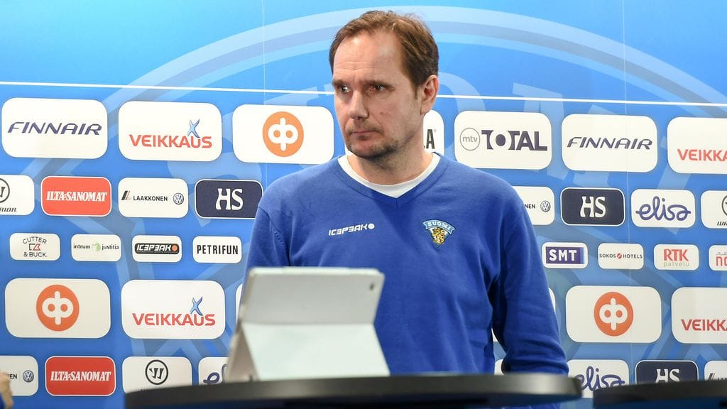 Petteri Sihvonen jakaa kritiikkiä Pikkuleijonien päävalmentajalle Mika Marttilalle Suomen heikosti sujuneesta alle 18-vuotiaiden MM-turnauksesta.