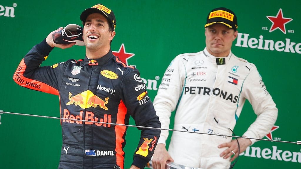 Daniel Ricciardo (vasemmalla) ei uskonut, että Valtteri Bottas (oikealla) jatkaisi Mercedeksellä.
