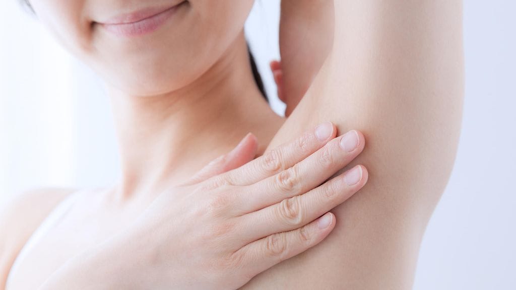 Naisten kainalokarvat herättävät vilkasta keskustelua sosiaalisessa mediassa.