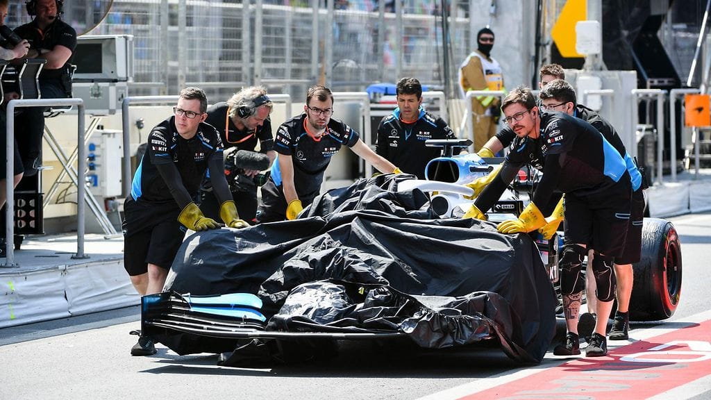 George Russellin rikkoontunut Williams tuotiin varikolle pelottavalta näyttäneen tapaturman jälkeen.