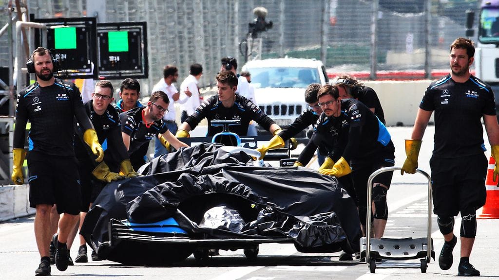 George Russellin autoa työnnettiin vahingoittuneena takaisin Williamsin varikkopilttuuseen.