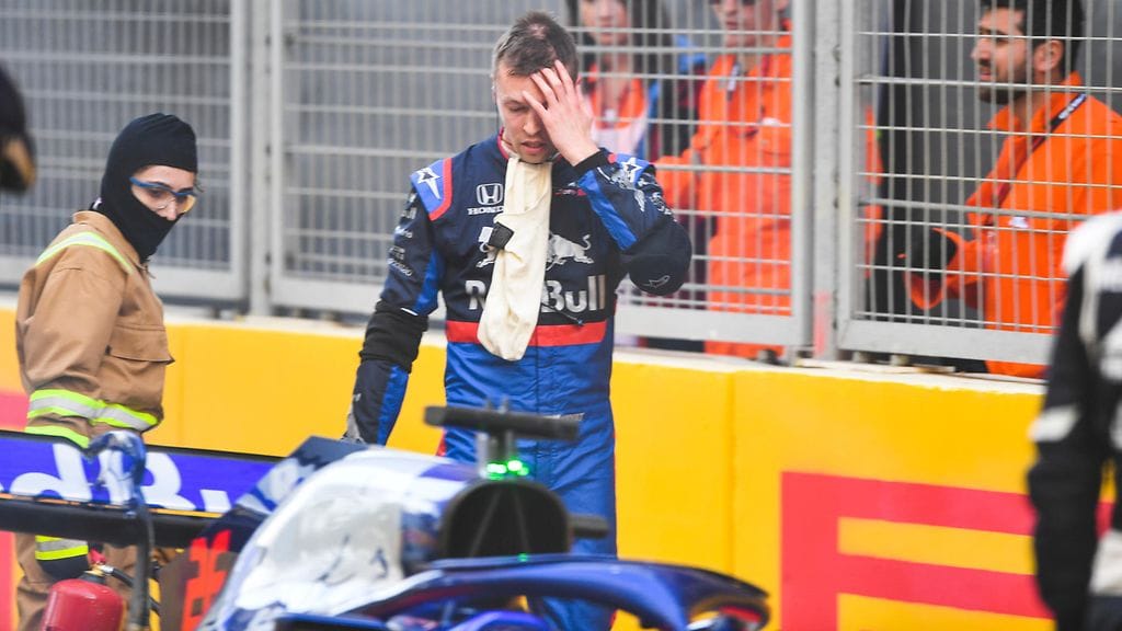 Daniil Kvjat rysäytti seinään Azerbaidzhanin harjoituksissa seinään.