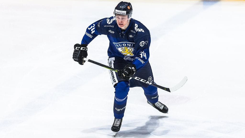 Kaapo Kakko tarjoili upean syötön ottelussa Ruotsia vastaan.