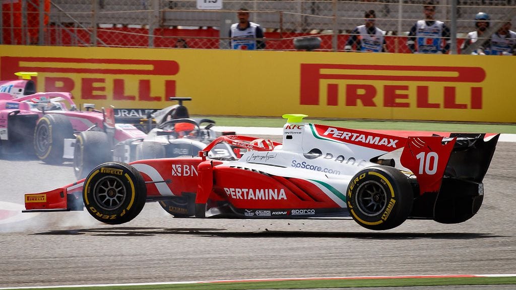 F2-kuski Sean Gelael ilmojen teillä Bahrainin Sakhirin radalla.