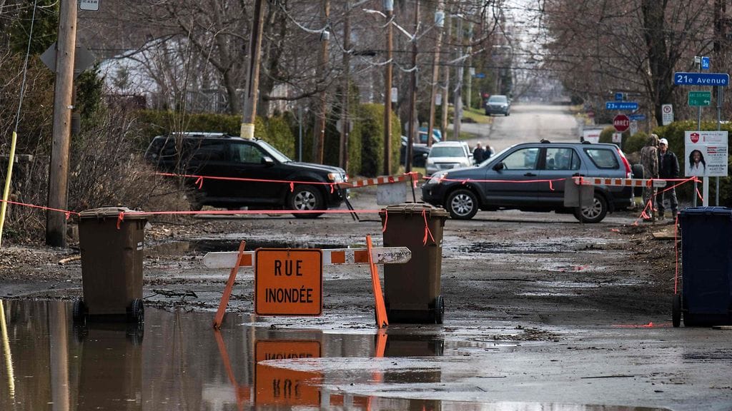 Suljettu tie tulvivassa Montrealissa.