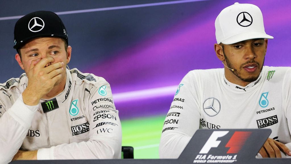 Vuonna 2016 Mercedes-kuskien Nico Rosbergin (vasemmalla) ja Lewis Hamiltonin (oikealla) kitkerät välit olivat kovan seurannan kohteena.