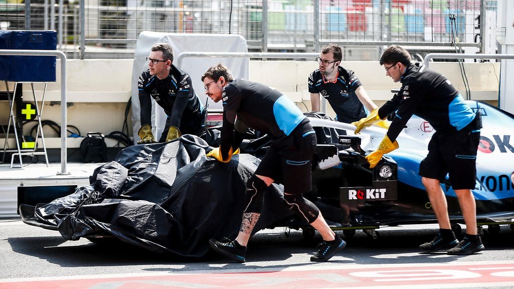 Williams vieritti George Russellin kovia kokeneen auton pilttuuseen Bakun GP:n ensimmäisissä vapaissa harjoituksissa.