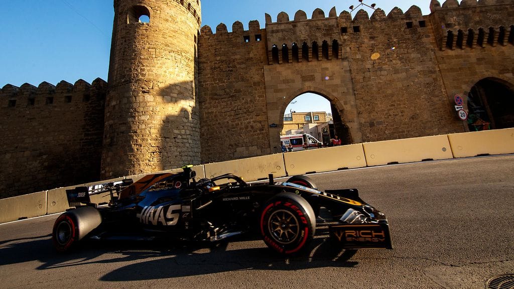 Haasin Kevin Magnussen oli mukana sangen erikoisessa episodissa Bakun GP:n harjoituksissa.