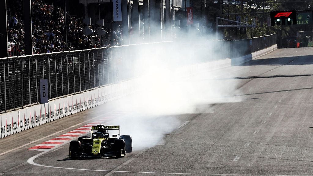 Daniel Ricciardo jarrutteli siihen malliin Bakun GP:n harjoituksissa, että hän tuhosi omia rengassarjojaan.