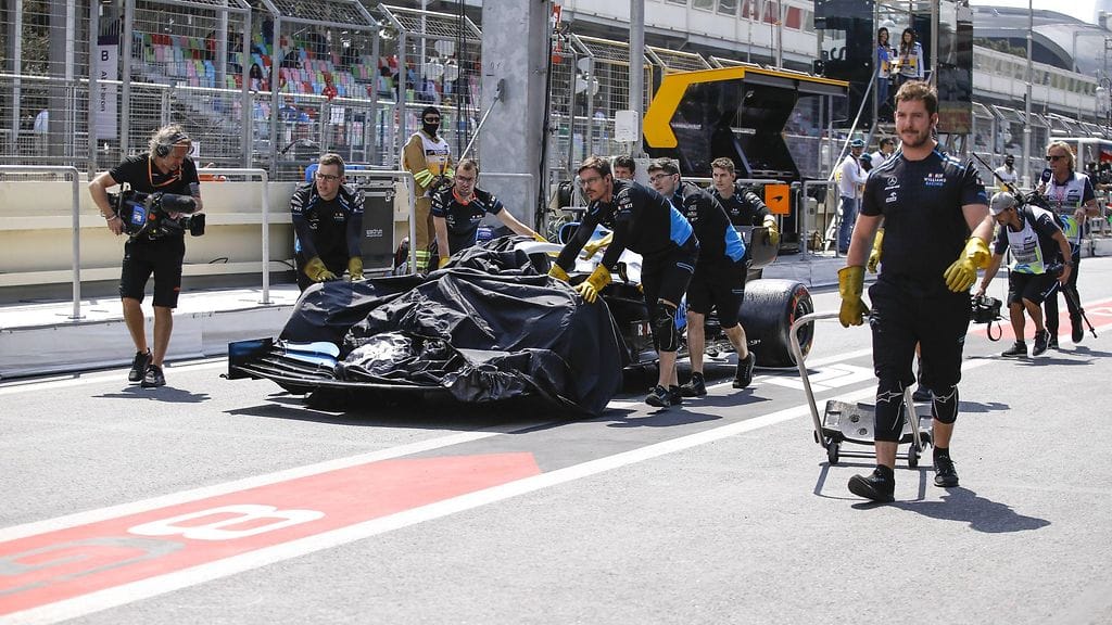 George Russellin Williams-auto koki kovia perjantain ensimmäisissä vapaissa harjoituksissa Bakun GP:ssä.