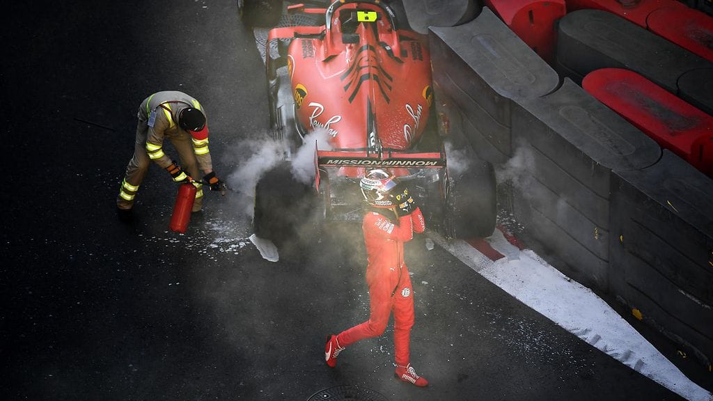 Charles Leclerc oli vihainen itselleen ajettuaan seinään Azerbaidzhanin aika-ajoissa.