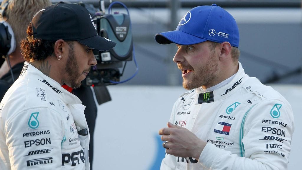 Mercedes-kuskit Lewis Hamilton (vasemmalla) ja Valtteri Bottas (oikealla) pääsivät naruttamaan Ferrarin Sebastian Vetteliä Bakun GP:n aika-ajoissa.