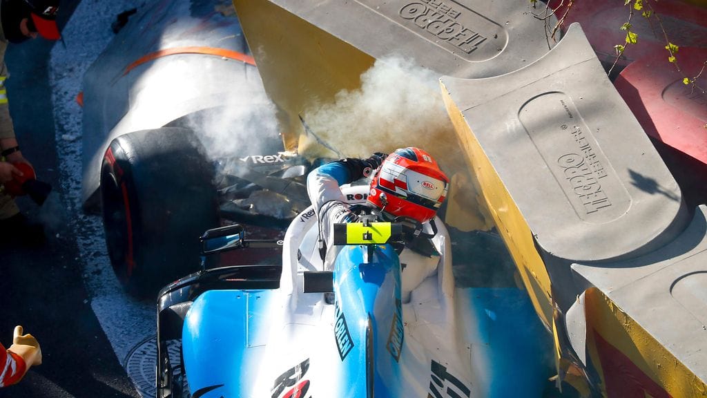 Robert Kubica starttaa kisaan varikolta.