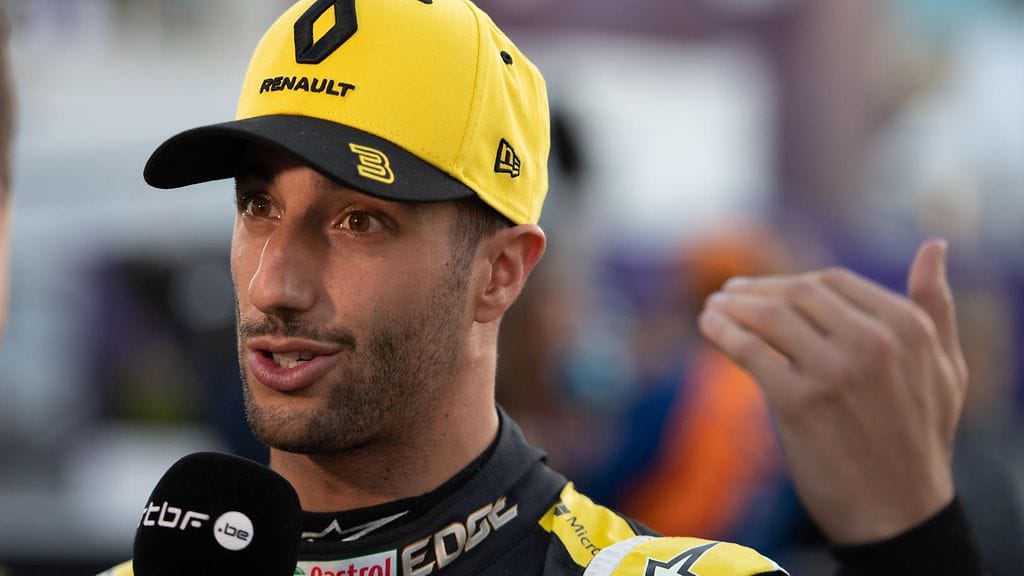 Daniel Ricciardo selitti osumaa Daniil Kvjatiin Azerbaidzhanin F1-kisan jälkeen.