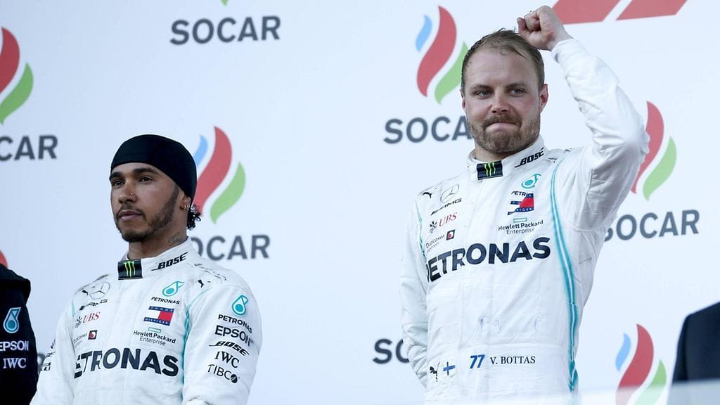 Lewis Hamilton (vas.) ja Valtteri Bottas ovat voittaneet kauden jokaisen kisan kaksoisvoitolla.