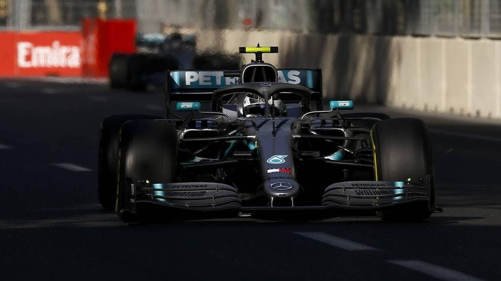 Valtteri Bottas väisti tällä kertaa radalle lentäneet roskat.