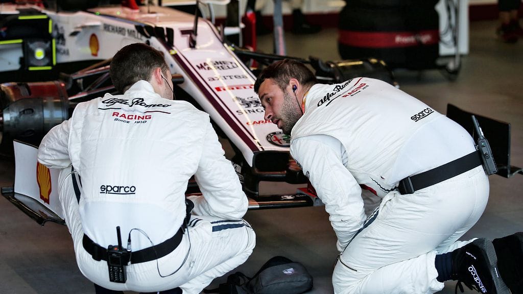 Alfa Romeon mekaanikot tutkivat hylättyä etusiipeä ennen Azerbaidzhanin F1-kisaa.