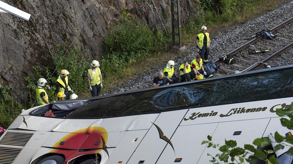 Linja-auto syöksyi kaiteen läpi sillalta rautatielle Kuopiossa perjantaina 24. elokuuta 2018. Onnettomuudessa kuoli neljä ihmistä.