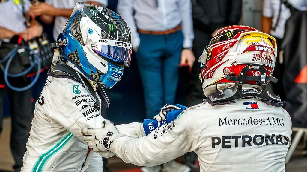 Valtteri Bottas ja Lewis Hamilton paiskasivat kättä Azerbaidzhanin GP:n jälkeen.