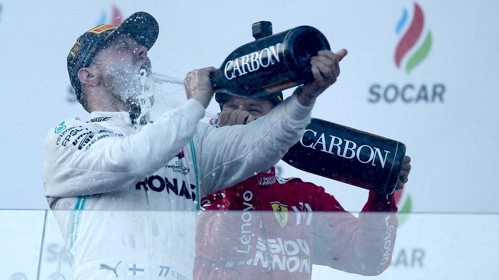 Valtteri Bottas pääsi suihkuttamaan samppanjaa Bakun GP:n jälkeen.