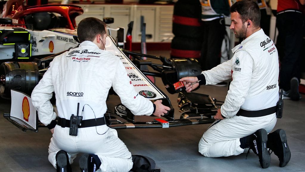 Kimi Räikkösen etusiipi aiheutti Alfa Romeon mekaanikoille päänvaivaa ennen sunnuntain kisaa.