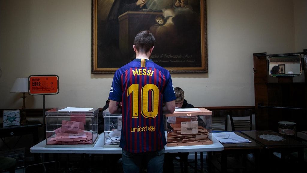 Mies jätti äänensä vaalivirkailijoille Espanjan parlamenttivaalipäivänä Valenciassa.