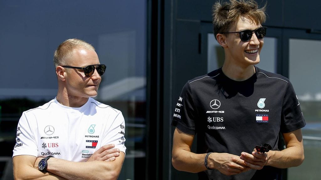 Valtteri Bottas (vasemmalla) sai apuja Bakun GP:n loppuhetkillä Mercedeksen ohjelmaan kuuluvalta Williams-kuskilta, George Russellilta (oikealla).