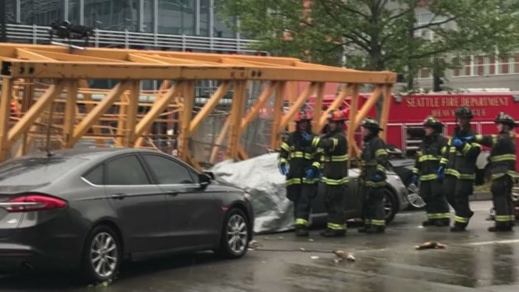 Kaatunut torninosturi kylvi tuhoa Seattlessa lauantaina.