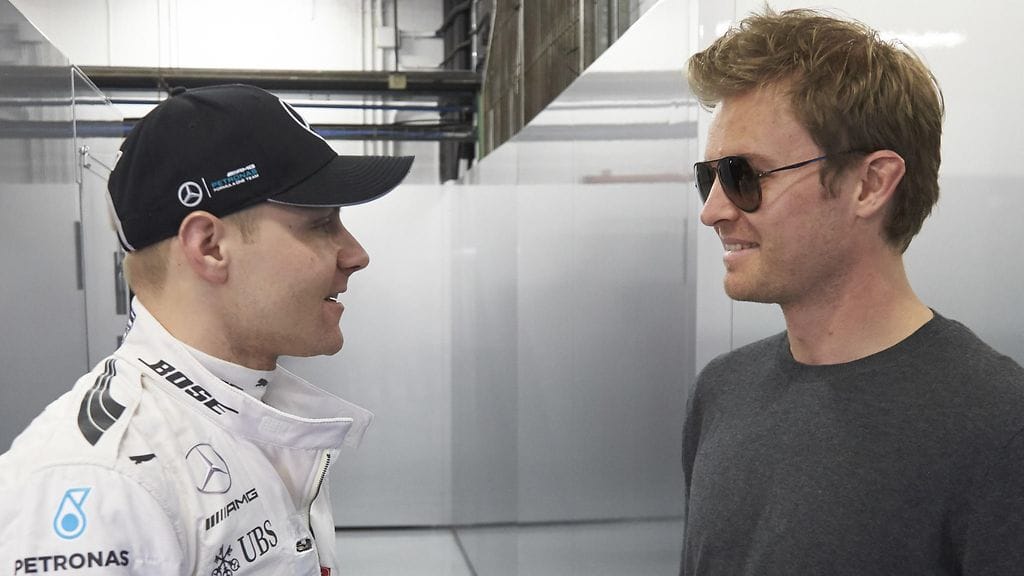 Nico Rosberg (oikealla) hehkuttaa Valtteri Bottaksen (vasemmalla) otteita.